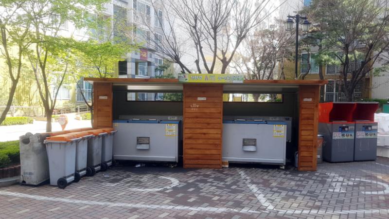 단지 한쪽에 마련된 분리수거장이에요