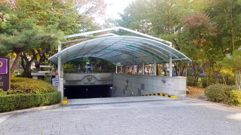 지하로 연결되어 있는 지하주차장 출입구에요