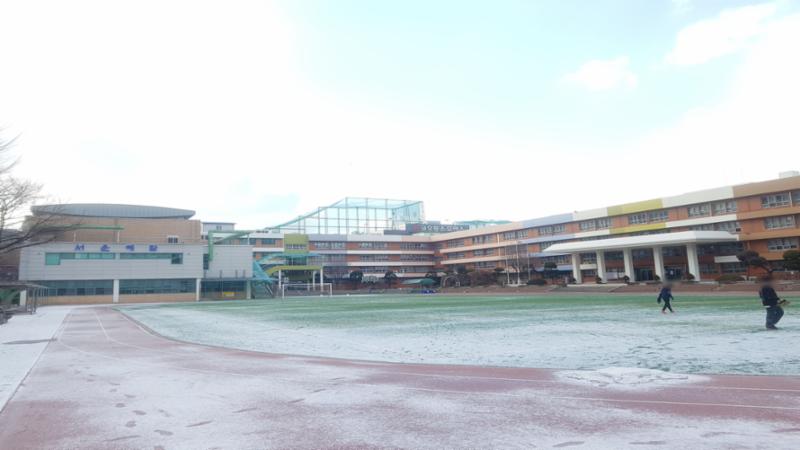 단지 인근 거리에 위치한 서운중학교입니다