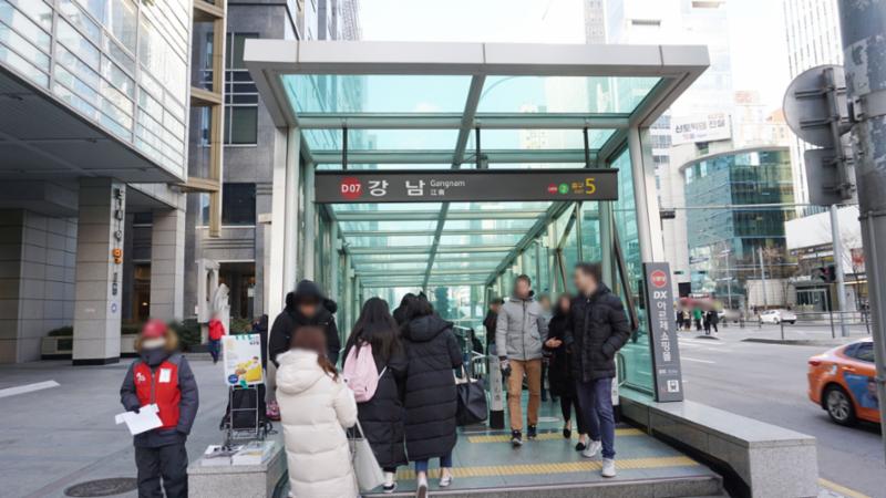 단지 주변에 위치해 있는 2호선,신분당선 강남역입니다
