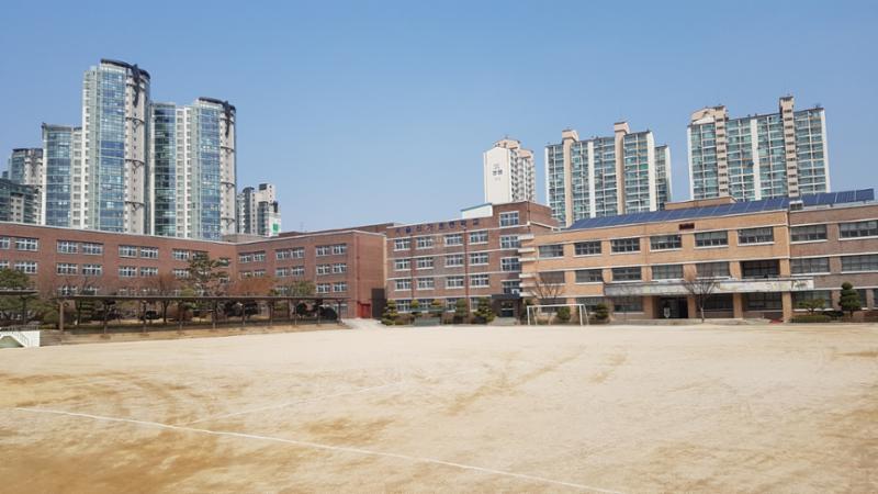 단지 주변으로 위치한 신가초등학교가 있습니다
