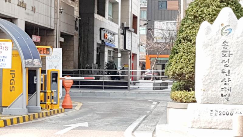 지하 주차장으로 바로 들어갈 수 있는 단지 정문이에요