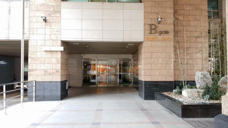 고급스러운 디자인의 공용현관 입구에요