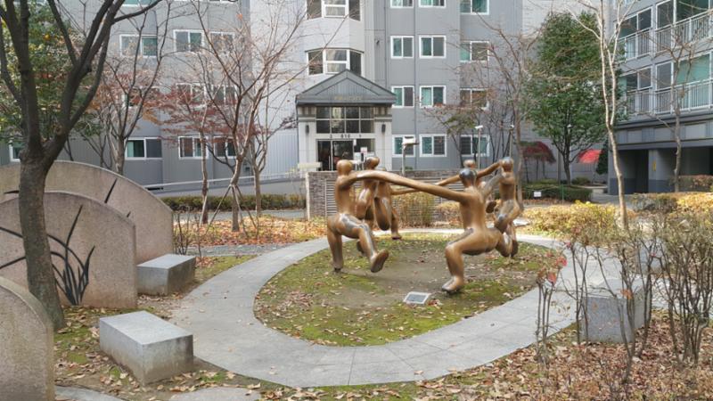 단지 곳곳에 잘 관리된 화단과 다양한 조형물이 갖춰져 있어 보는 재미가 있는 단지 전경이에요