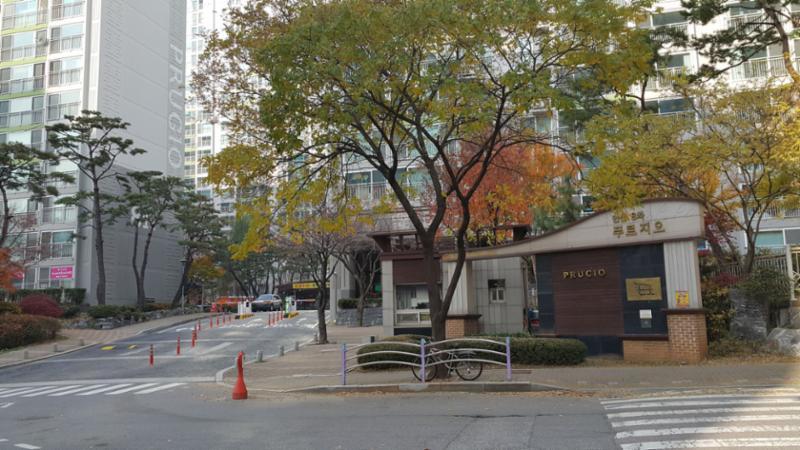 지하 주차장으로 바로 출입할 수 있는 안산푸르지오8차 부출입구에요