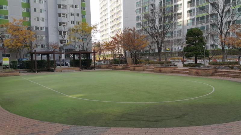 라인이 그려진 단지 내 운동공간이에요