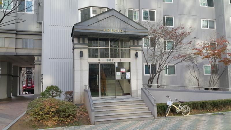 807동 1층 공용현관이에요