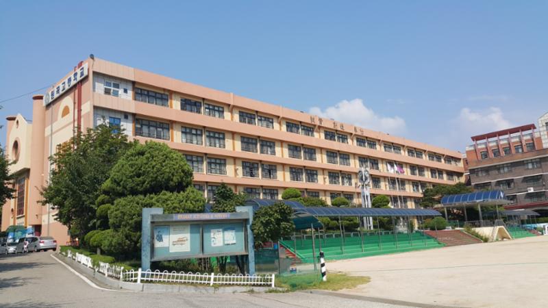 단지 주변에 위치한 원곡고등학교 입니다