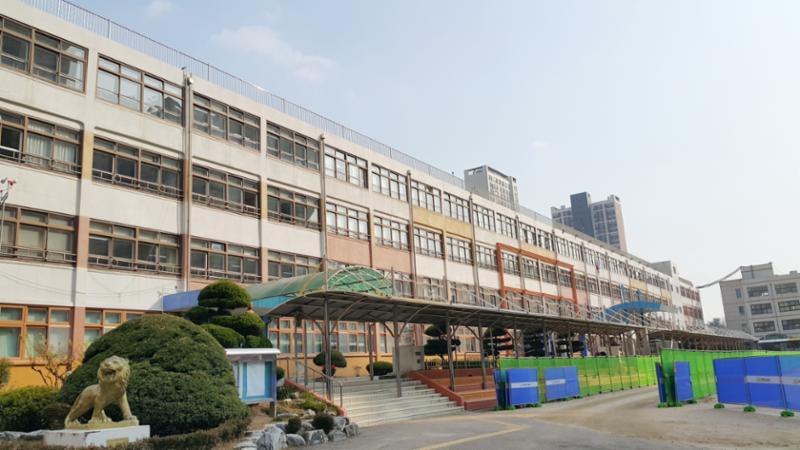 단지 주변에 위치한 관산초등학교 입니다