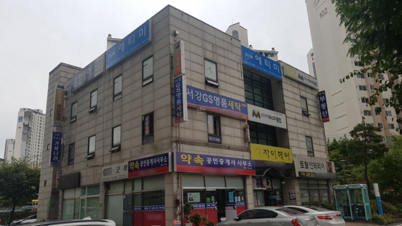 단지 내 상가가 배치되어 있고 다양한 업종의 상가들이 입점해  입주민들이 멀리 가지 않아도 편리하게 이용할 수 있도록 신경 쓴 모습이에요