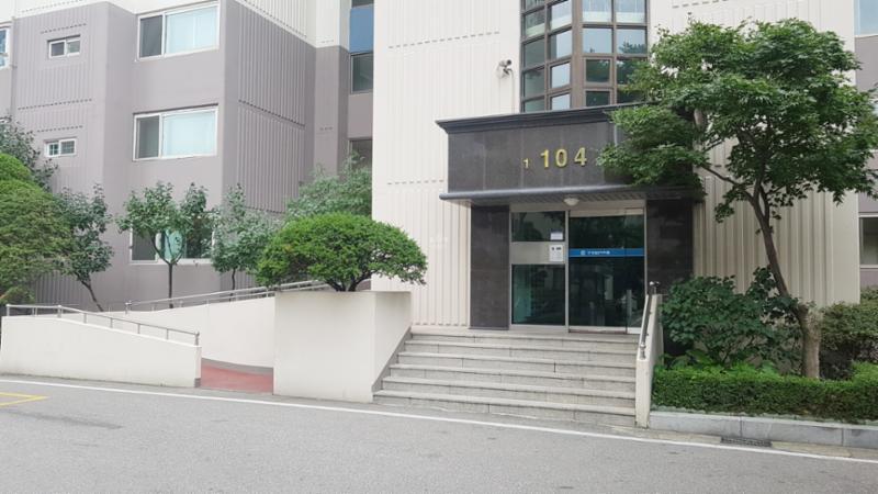 서강GS단지 아파트 1층 공용현관이에요