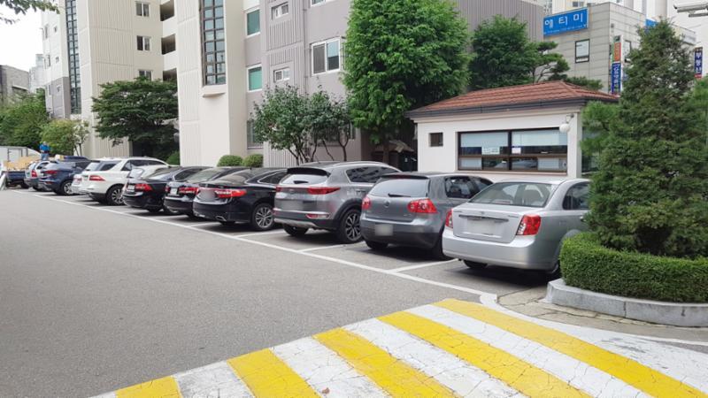 단지 내 지상주차장 모습이에요