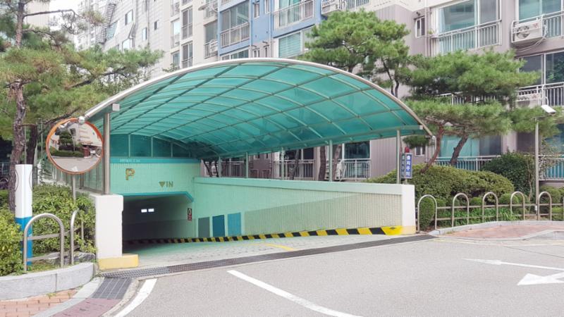 지하로 내려가는 주차장출입구이에요