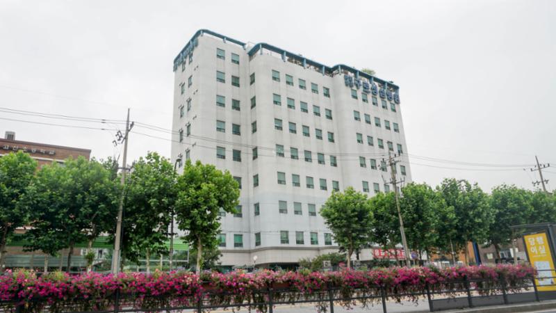 아파트 단지 주변에 구로성심병원이 위치하고 있어 응급상황시 신속하게 이용 가능합니다
