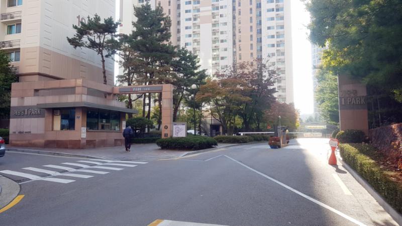 멋스러운 문주가 돋보이는 단지 정문이에요