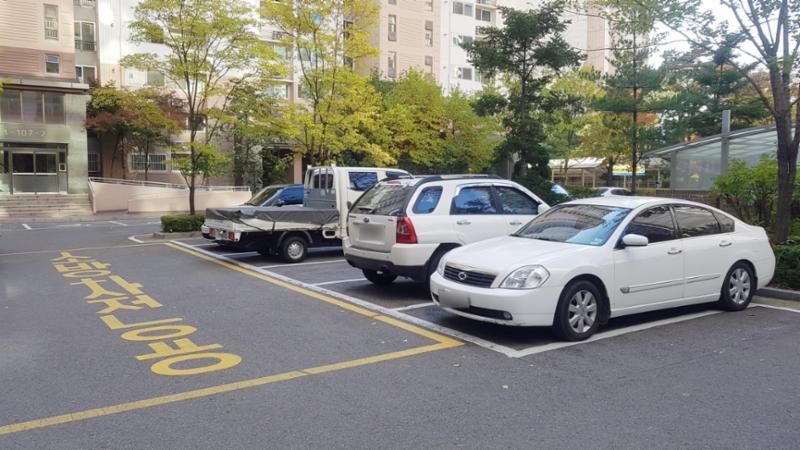 단지와 단지 사이에 넓은 지상 주차공간을 마련하여 집과 주차장의 이동이 편리해요