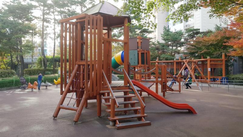 안전 바닥재 사용으로 아이들이 더 안전하게 뛰어놀 수 있고 먼지 없는 쾌적한 놀이터에요