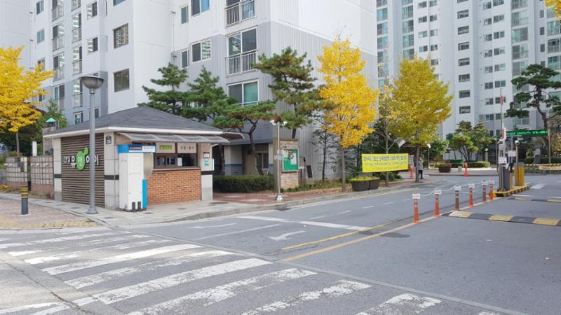 단지 정문이에요