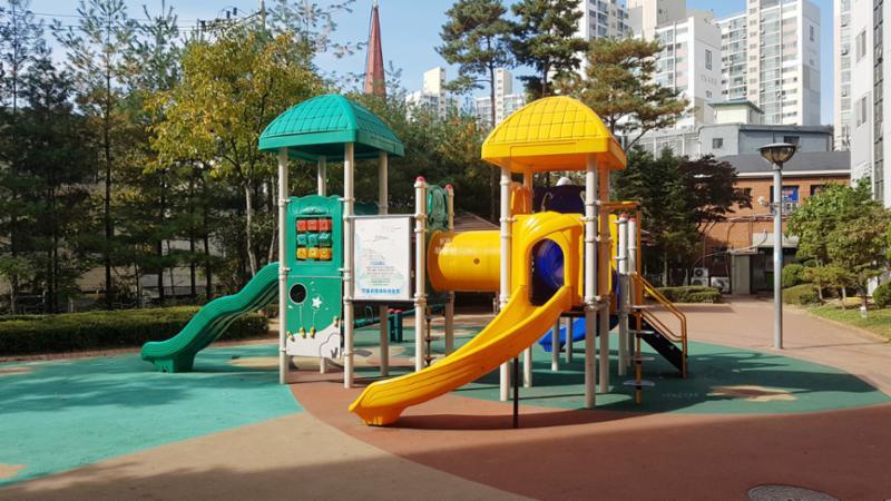 놀이터 바닥이 고무바닥재로 시공되어 있어 아이들이 마음껏 뛰어놀기 좋고 다양한 놀이시설들이 마련되어 있어요