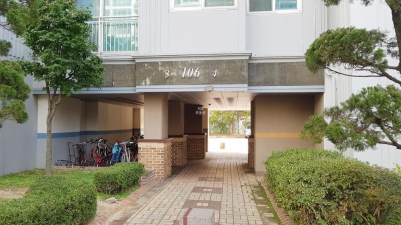 필로티 구조로 출입구가 바로 보이지 않는 공용현관이에요