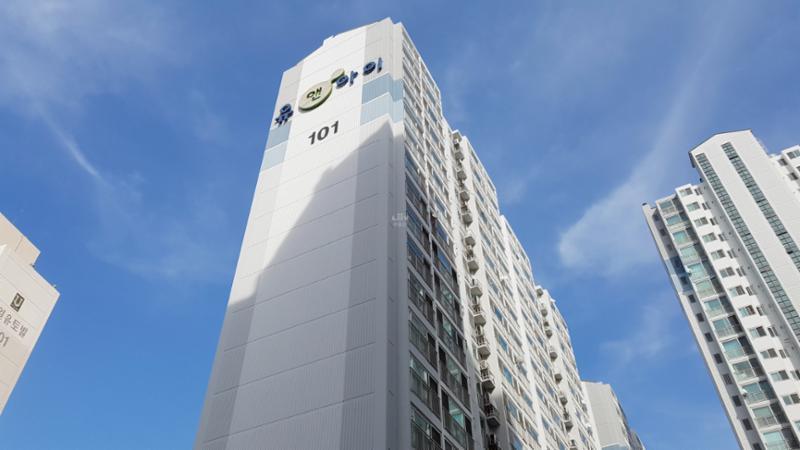 한일유앤아이의 로고와 단지명이 돋보이는 단지 외관입니다