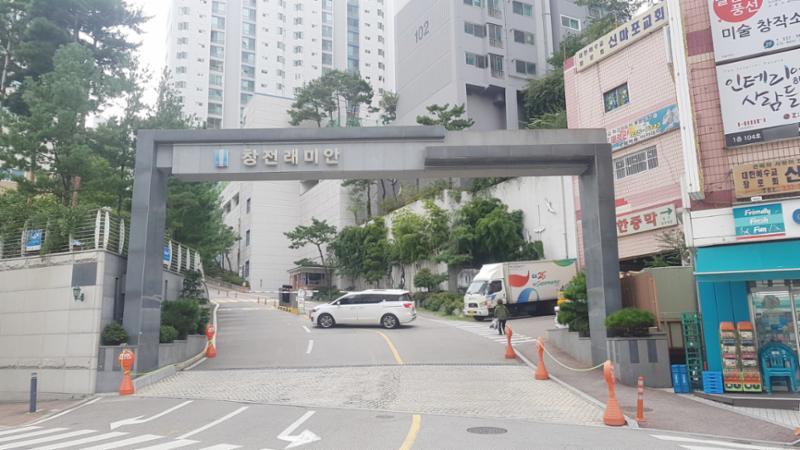 멋스러운 문주가 돋보이는 단지정문이에요