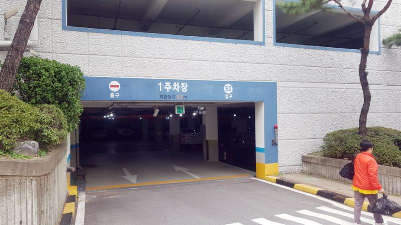 단지 내 주차장 출입구에요