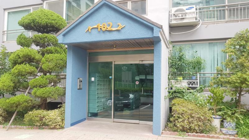 고급스러운 디자인의 공용현관 입구에요