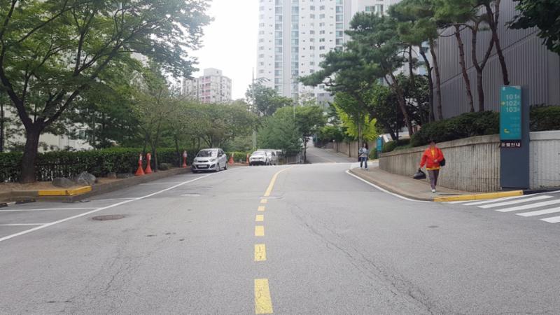 창전래미안아파트와 단지 내 진출입도로 및 주변 간선도로 연계성이 좋은 단지 내 도로여서 단지 외부로의 이동도 편리하게 할 수 있어요