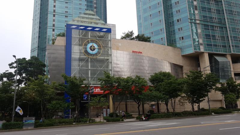 창전래미안 아파트 단지에서 이용하실 수 있는 홈플러스(메세나폴리스점)입니다