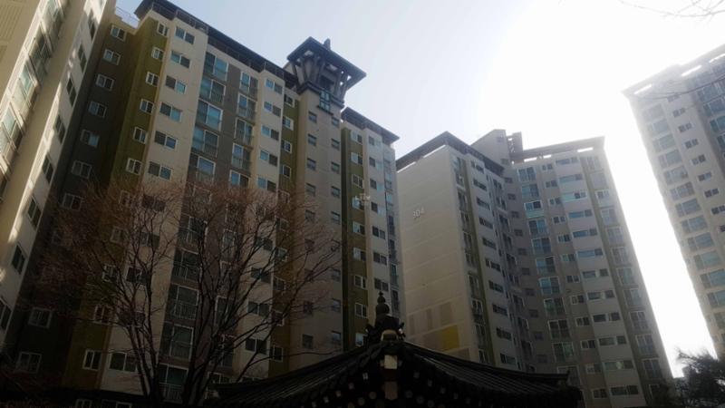 외벽에 특유의 색감을 더해 전체적으로 화사하면서도 세련된 외관을 선보이는 단지 전경이에요