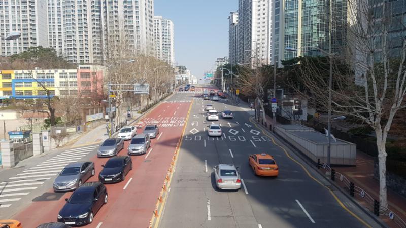 단지 인근에 위치한 선릉로입니다