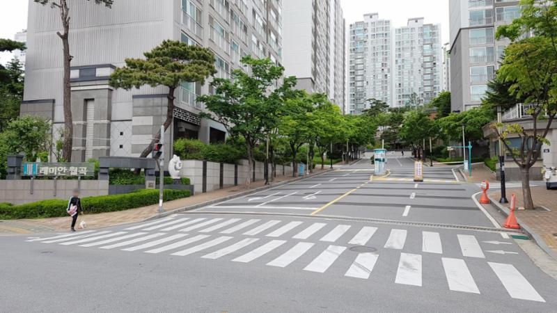 횡단보도가 있어 보행자들의 안전을 배려한 모습이에요