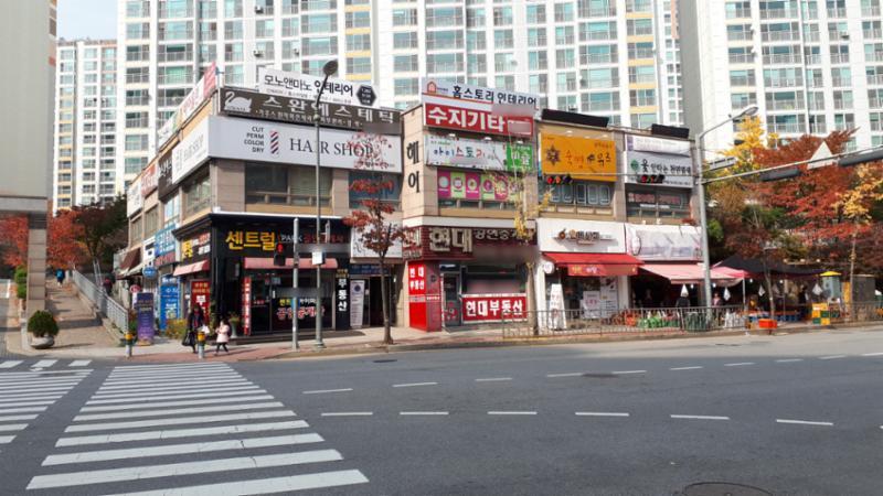단지 내 상가가 배치되어 있고 다양한 업종의 상가들이 입점해  입주민들이 멀리 가지 않아도 편리하게 이용할 수 있도록 신경 쓴 모습이에요