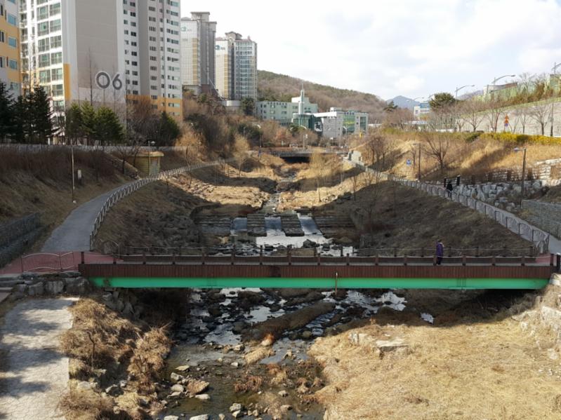 단지 인근에 풍덕천산책로가 위치해 있습니다