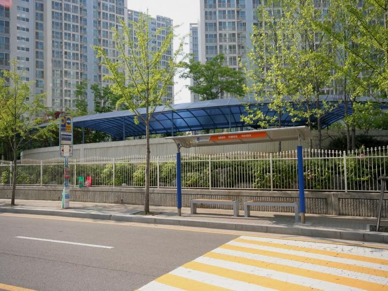 버스정류소(논현중앙길)