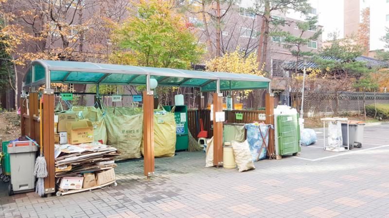 신림푸르지오2차 단지 내에 마련되어 있는 분리수거함이에요