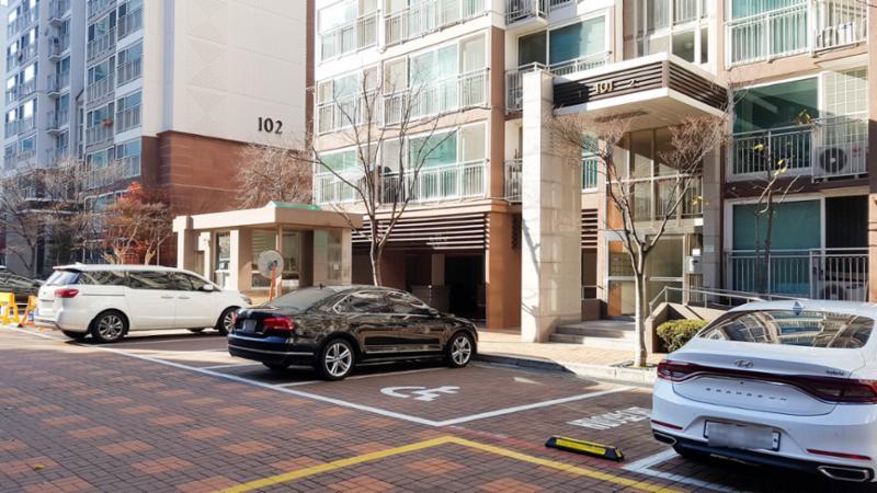신림푸르지오2차 단지 내 지상주차장이에요
