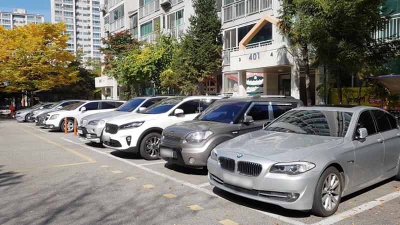도로와 인접해 있는 지상 주차장이에요