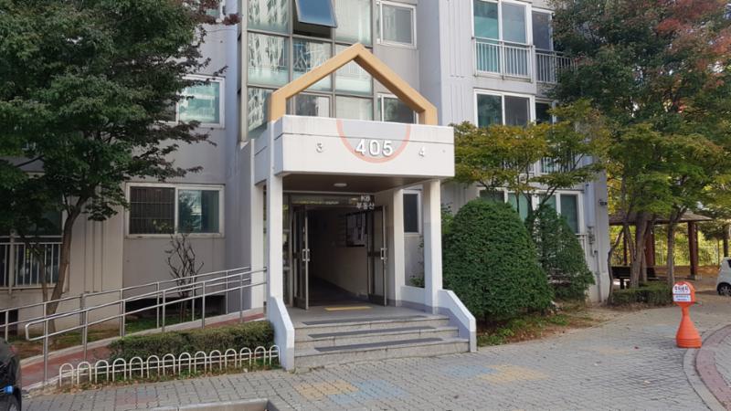 별도의 보안장치가 설치되어 있지 않은 공용현관이에요