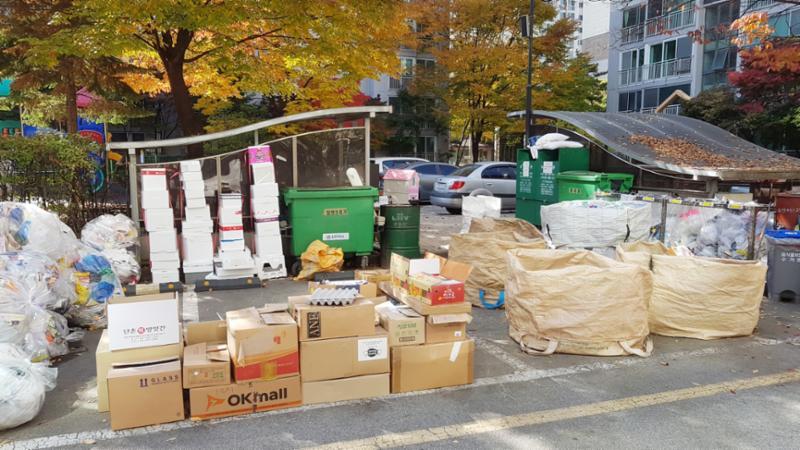 단지 내 분리수거함이에요