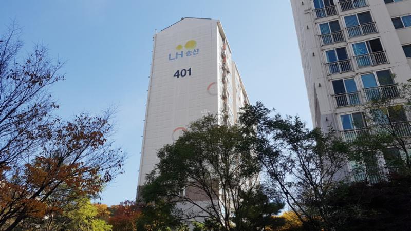 주변에 아파트가 조성된 지역으로 조용한 편이며, 부용산이 인접해 있어 탁 트인 조망과 쾌적한 주거 생활을 누릴 수 있어요