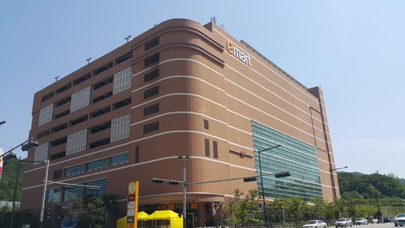 단지 인근 거리에 위치한 이마트[의정부점]로 이용이 편리하고 대형주차장이 함께 설치되어 있어 주말에도 주차 걱정없이 편리하게 이용할 수 있습니다