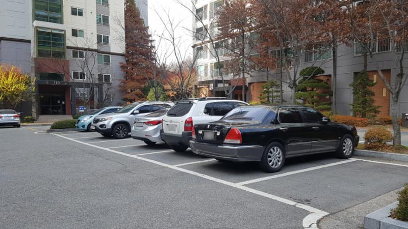 도로와 인접해 있는 지상주차장이에요