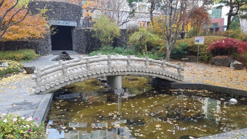 단지 내 수변시설과 산책로로 이루어져 있어 잠시 휴식을 취할수 있는 휴식공간을 겸비하고 있으며, 단지 밖으로의 동선이동이 가능하여 주민들이 편리하게 이용할 수 있어요