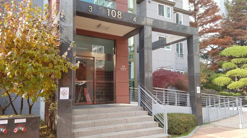 고급스러운 디자인의 공용현관 입구이에요