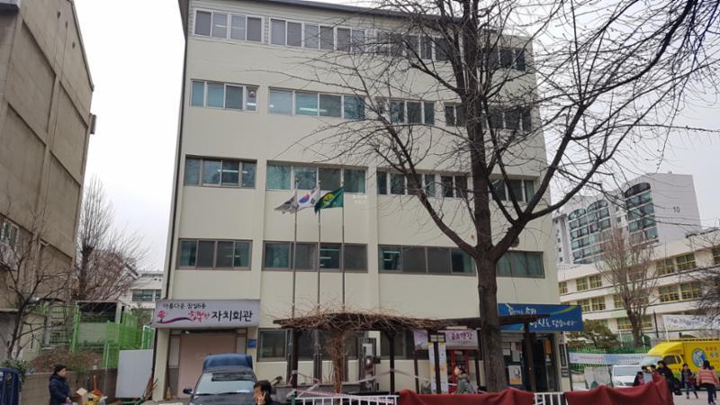 단지 주변으로 주민센터가 가까이에 위치해 있어 멀리 나가지 않고도 동사무소에서의 다양한 업무를 쉽게 이용할 수 있습니다