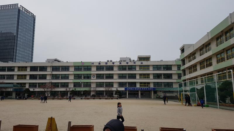 단지 주변으로 배정학교인 잠동초등학교가 있습니다
