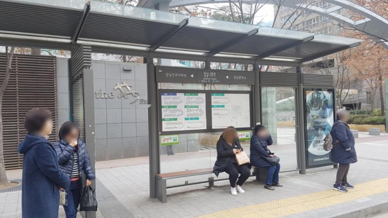 단지 주변에 위치한 버스정류장 잠실나루역입니다