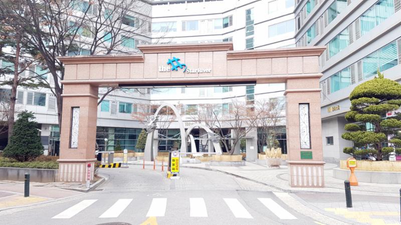 멋스러운 문주가 돋보이는 단지 정문이에요